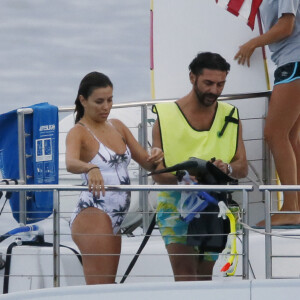 Exclusif -  Eva Longoria passe une journée romantique à bord d'un catamaran en compagnie de son mari José Bastón et d'amis à Honolulu, le 16 avril 2017
