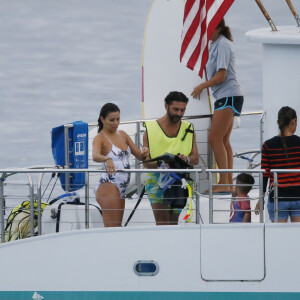 Exclusif -  Eva Longoria passe une journée romantique à bord d'un catamaran en compagnie de son mari José Bastón et d'amis à Honolulu, le 16 avril 2017