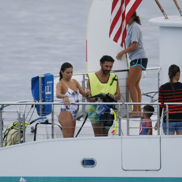 Exclusif -  Eva Longoria passe une journée romantique à bord d'un catamaran en compagnie de son mari José Bastón et d'amis à Honolulu, le 16 avril 2017