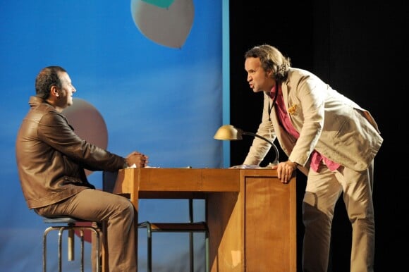 Philippe Uchan et Gregoire Bonnet se donnent la réplique sur scène dans la pièce Stand-up de Jean-Luc Moreau le 18 août 2010 à Paris.