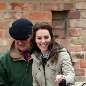 Kate Middleton, duchesse de Cambridge, visitait avec des élèves et enseignants d'une école primaire de Vauxhall une ferme à Arlingham, dans le Gloucestershire, avec l'association Farms For City Children, le 3 mai 2017.