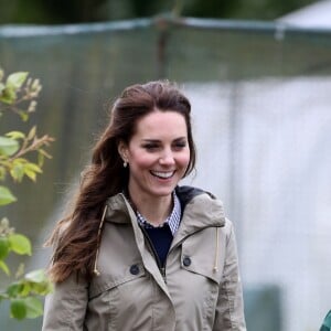 Kate Middleton, duchesse de Cambridge, visitait avec des élèves et enseignants d'une école primaire de Vauxhall une ferme à Arlingham, dans le Gloucestershire, avec l'association Farms For City Children, le 3 mai 2017.