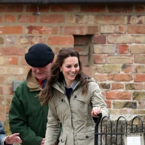 Kate Middleton, duchesse de Cambridge, visitait avec des élèves et enseignants d'une école primaire de Vauxhall une ferme à Arlingham, dans le Gloucestershire, avec l'association Farms For City Children, le 3 mai 2017.