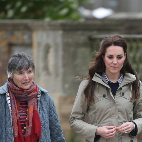 Kate Middleton, duchesse de Cambridge, visitait avec des élèves et enseignants d'une école primaire de Vauxhall une ferme à Arlingham, dans le Gloucestershire, avec l'association Farms For City Children, le 3 mai 2017.