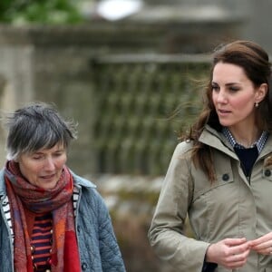 Kate Middleton, duchesse de Cambridge, visitait avec des élèves et enseignants d'une école primaire de Vauxhall une ferme à Arlingham, dans le Gloucestershire, avec l'association Farms For City Children, le 3 mai 2017.