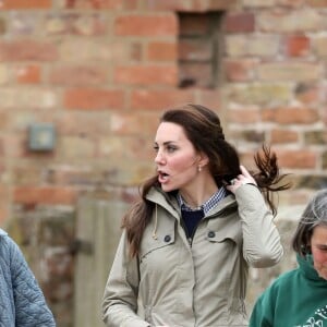 Kate Middleton, duchesse de Cambridge, visitait avec des élèves et enseignants d'une école primaire de Vauxhall une ferme à Arlingham, dans le Gloucestershire, avec l'association Farms For City Children, le 3 mai 2017.