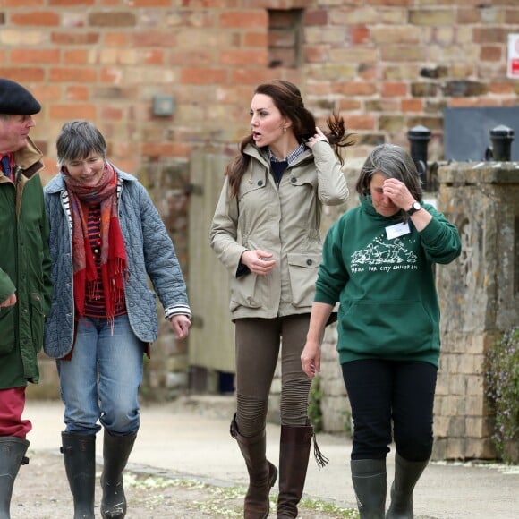 Kate Middleton, duchesse de Cambridge, visitait avec des élèves et enseignants d'une école primaire de Vauxhall une ferme à Arlingham, dans le Gloucestershire, avec l'association Farms For City Children, le 3 mai 2017.