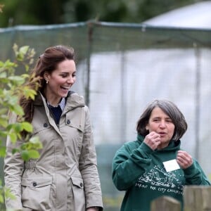 Kate Middleton, duchesse de Cambridge, visitait avec des élèves et enseignants d'une école primaire de Vauxhall une ferme à Arlingham, dans le Gloucestershire, avec l'association Farms For City Children, le 3 mai 2017.