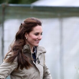 Kate Middleton, duchesse de Cambridge, visitait avec des élèves et enseignants d'une école primaire de Vauxhall une ferme à Arlingham, dans le Gloucestershire, avec l'association Farms For City Children, le 3 mai 2017.