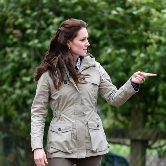 Kate Middleton, duchesse de Cambridge, visitait avec des élèves et enseignants d'une école primaire de Vauxhall une ferme à Arlingham, dans le Gloucestershire, avec l'association Farms For City Children, le 3 mai 2017.