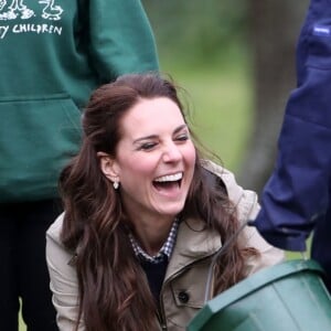 Kate Middleton, duchesse de Cambridge, visitait avec des élèves et enseignants d'une école primaire de Vauxhall une ferme à Arlingham, dans le Gloucestershire, avec l'association Farms For City Children, le 3 mai 2017. Elle a notamment nourri l'agneau Stinky.