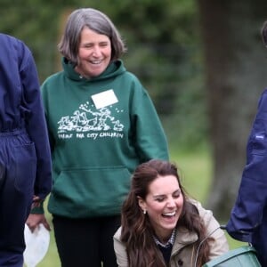 Kate Middleton, duchesse de Cambridge, visitait avec des élèves et enseignants d'une école primaire de Vauxhall une ferme à Arlingham, dans le Gloucestershire, avec l'association Farms For City Children, le 3 mai 2017. Elle a notamment nourri l'agneau Stinky.