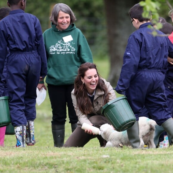 Kate Middleton, duchesse de Cambridge, visitait avec des élèves et enseignants d'une école primaire de Vauxhall une ferme à Arlingham, dans le Gloucestershire, avec l'association Farms For City Children, le 3 mai 2017. Elle a notamment nourri l'agneau Stinky.