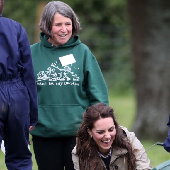 Kate Middleton, duchesse de Cambridge, visitait avec des élèves et enseignants d'une école primaire de Vauxhall une ferme à Arlingham, dans le Gloucestershire, avec l'association Farms For City Children, le 3 mai 2017. Elle a notamment nourri l'agneau Stinky.