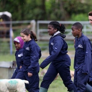 Kate Middleton, duchesse de Cambridge, visitait avec des élèves et enseignants d'une école primaire de Vauxhall une ferme à Arlingham, dans le Gloucestershire, avec l'association Farms For City Children, le 3 mai 2017.