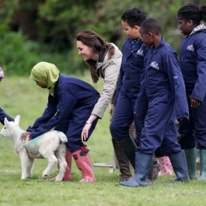 Kate Middleton, duchesse de Cambridge, visitait avec des élèves et enseignants d'une école primaire de Vauxhall une ferme à Arlingham, dans le Gloucestershire, avec l'association Farms For City Children, le 3 mai 2017.