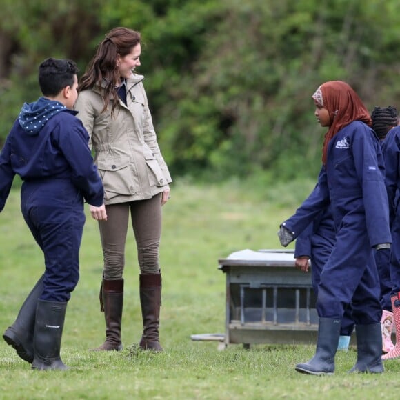 Kate Middleton, duchesse de Cambridge, visitait avec des élèves et enseignants d'une école primaire de Vauxhall une ferme à Arlingham, dans le Gloucestershire, avec l'association Farms For City Children, le 3 mai 2017.