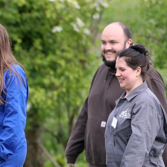 Kate Middleton, duchesse de Cambridge, visitait avec des élèves et enseignants d'une école primaire de Vauxhall une ferme à Arlingham, dans le Gloucestershire, avec l'association Farms For City Children, le 3 mai 2017.