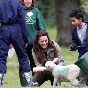 Kate Middleton, duchesse de Cambridge, visitait avec des élèves et enseignants d'une école primaire de Vauxhall une ferme à Arlingham, dans le Gloucestershire, avec l'association Farms For City Children, le 3 mai 2017.