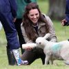 Kate Middleton, duchesse de Cambridge, visitait avec des élèves et enseignants d'une école primaire de Vauxhall une ferme à Arlingham, dans le Gloucestershire, avec l'association Farms For City Children, le 3 mai 2017. Elle a notamment nourri l'agneau Stinky.