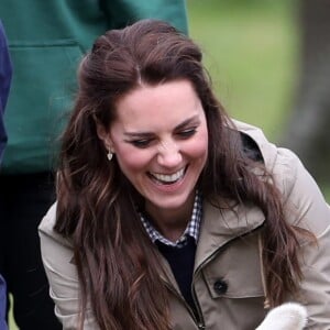 Kate Middleton, duchesse de Cambridge, visitait avec des élèves et enseignants d'une école primaire de Vauxhall une ferme à Arlingham, dans le Gloucestershire, avec l'association Farms For City Children, le 3 mai 2017. Elle a notamment nourri l'agneau Stinky.