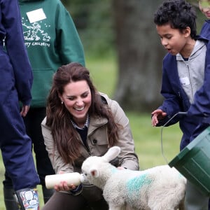 Kate Middleton, duchesse de Cambridge, visitait avec des élèves et enseignants d'une école primaire de Vauxhall une ferme à Arlingham, dans le Gloucestershire, avec l'association Farms For City Children, le 3 mai 2017. Elle a notamment nourri l'agneau Stinky.