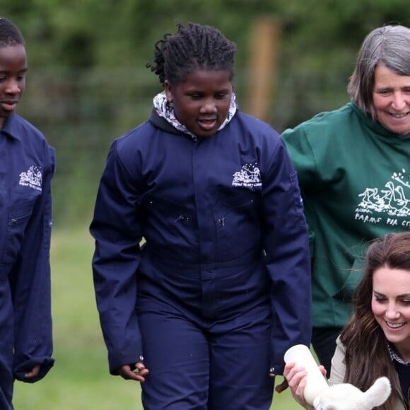 Kate Middleton, duchesse de Cambridge, visitait avec des élèves et enseignants d'une école primaire de Vauxhall une ferme à Arlingham, dans le Gloucestershire, avec l'association Farms For City Children, le 3 mai 2017. Elle a notamment nourri l'agneau Stinky.