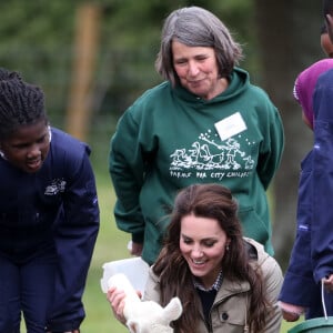 Kate Middleton, duchesse de Cambridge, visitait avec des élèves et enseignants d'une école primaire de Vauxhall une ferme à Arlingham, dans le Gloucestershire, avec l'association Farms For City Children, le 3 mai 2017.