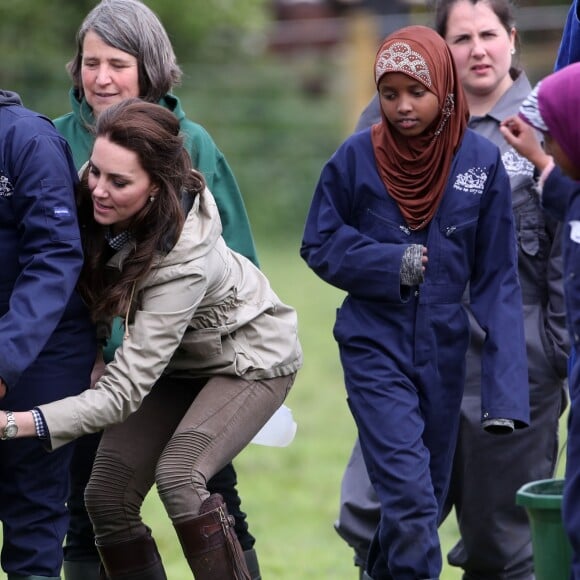 Kate Middleton, duchesse de Cambridge, visitait avec des élèves et enseignants d'une école primaire de Vauxhall une ferme à Arlingham, dans le Gloucestershire, avec l'association Farms For City Children, le 3 mai 2017.