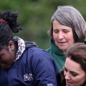 Kate Middleton, duchesse de Cambridge, visitait avec des élèves et enseignants d'une école primaire de Vauxhall une ferme à Arlingham, dans le Gloucestershire, avec l'association Farms For City Children, le 3 mai 2017.