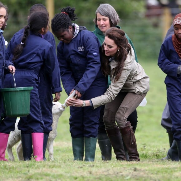 Kate Middleton, duchesse de Cambridge, visitait avec des élèves et enseignants d'une école primaire de Vauxhall une ferme à Arlingham, dans le Gloucestershire, avec l'association Farms For City Children, le 3 mai 2017.