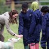 Kate Middleton, duchesse de Cambridge, visitait avec des élèves et enseignants d'une école primaire de Vauxhall une ferme à Arlingham, dans le Gloucestershire, avec l'association Farms For City Children, le 3 mai 2017. Elle a notamment nourri l'agneau Stinky.