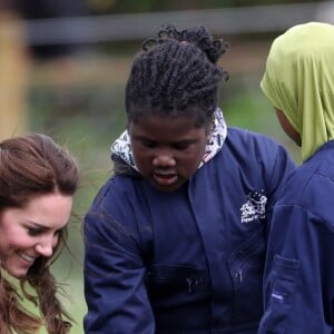 Kate Middleton, duchesse de Cambridge, visitait avec des élèves et enseignants d'une école primaire de Vauxhall une ferme à Arlingham, dans le Gloucestershire, avec l'association Farms For City Children, le 3 mai 2017. Elle a notamment nourri l'agneau Stinky.