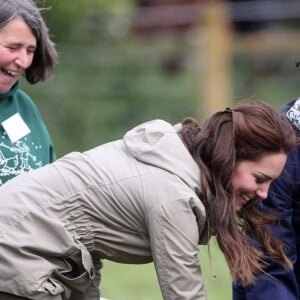 Kate Middleton, duchesse de Cambridge, visitait avec des élèves et enseignants d'une école primaire de Vauxhall une ferme à Arlingham, dans le Gloucestershire, avec l'association Farms For City Children, le 3 mai 2017. Elle a notamment nourri l'agneau Stinky.