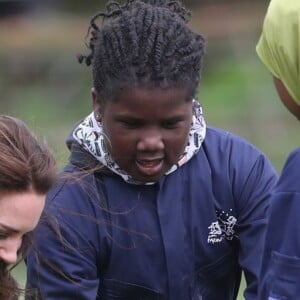 Kate Middleton, duchesse de Cambridge, visitait avec des élèves et enseignants d'une école primaire de Vauxhall une ferme à Arlingham, dans le Gloucestershire, avec l'association Farms For City Children, le 3 mai 2017.