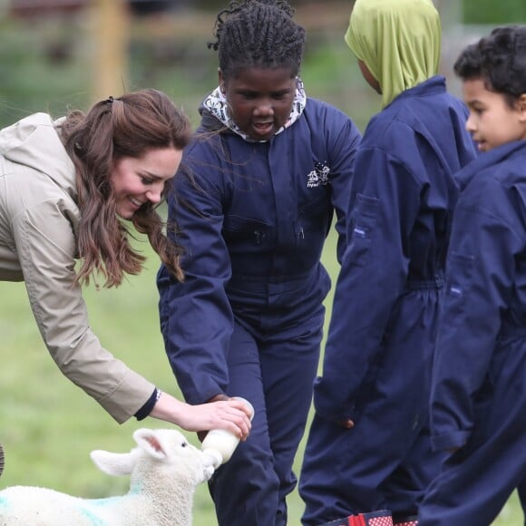 Kate Middleton, duchesse de Cambridge, visitait avec des élèves et enseignants d'une école primaire de Vauxhall une ferme à Arlingham, dans le Gloucestershire, avec l'association Farms For City Children, le 3 mai 2017.