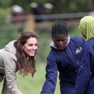 Kate Middleton, duchesse de Cambridge, visitait avec des élèves et enseignants d'une école primaire de Vauxhall une ferme à Arlingham, dans le Gloucestershire, avec l'association Farms For City Children, le 3 mai 2017.