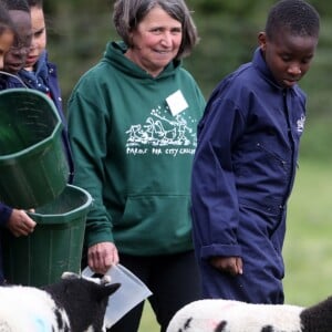 Kate Middleton, duchesse de Cambridge, visitait avec des élèves et enseignants d'une école primaire de Vauxhall une ferme à Arlingham, dans le Gloucestershire, avec l'association Farms For City Children, le 3 mai 2017.