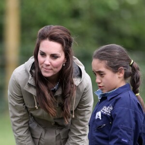 Kate Middleton, duchesse de Cambridge, visitait avec des élèves et enseignants d'une école primaire de Vauxhall une ferme à Arlingham, dans le Gloucestershire, avec l'association Farms For City Children, le 3 mai 2017.