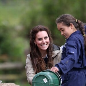 Kate Middleton, duchesse de Cambridge, visitait avec des élèves et enseignants d'une école primaire de Vauxhall une ferme à Arlingham, dans le Gloucestershire, avec l'association Farms For City Children, le 3 mai 2017.