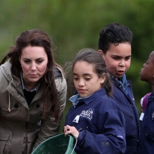 Kate Middleton, duchesse de Cambridge, visitait avec des élèves et enseignants d'une école primaire de Vauxhall une ferme à Arlingham, dans le Gloucestershire, avec l'association Farms For City Children, le 3 mai 2017.