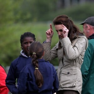 Kate Middleton, duchesse de Cambridge, visitait avec des élèves et enseignants d'une école primaire de Vauxhall une ferme à Arlingham, dans le Gloucestershire, avec l'association Farms For City Children, le 3 mai 2017.