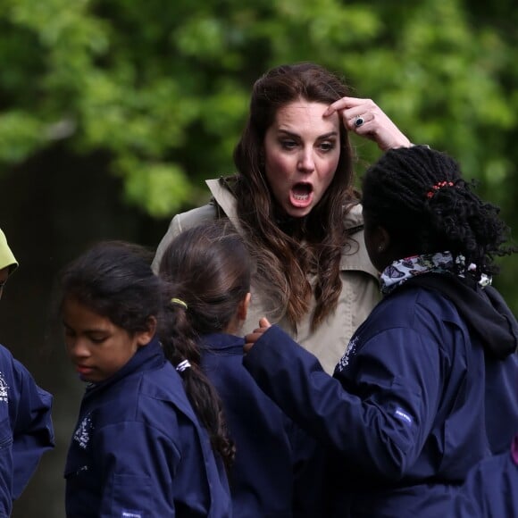 Kate Middleton, duchesse de Cambridge, visitait avec des élèves et enseignants d'une école primaire de Vauxhall une ferme à Arlingham, dans le Gloucestershire, avec l'association Farms For City Children, le 3 mai 2017.