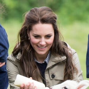 Kate Middleton, duchesse de Cambridge, visitait avec des élèves et enseignants d'une école primaire de Vauxhall une ferme à Arlingham, dans le Gloucestershire, avec l'association Farms For City Children, le 3 mai 2017.