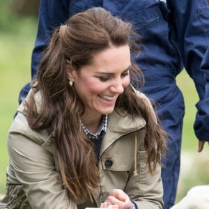 Kate Middleton, duchesse de Cambridge, visitait avec des élèves et enseignants d'une école primaire de Vauxhall une ferme à Arlingham, dans le Gloucestershire, avec l'association Farms For City Children, le 3 mai 2017.