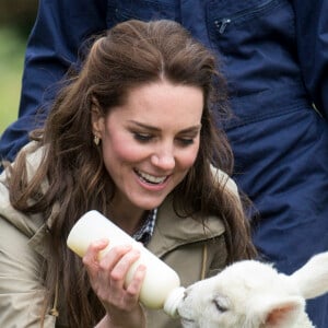 Kate Middleton, duchesse de Cambridge, visitait avec des élèves et enseignants d'une école primaire de Vauxhall une ferme à Arlingham, dans le Gloucestershire, avec l'association Farms For City Children, le 3 mai 2017.