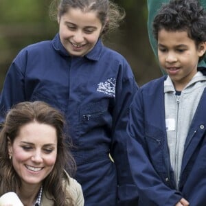 Kate Middleton, duchesse de Cambridge, visitait avec des élèves et enseignants d'une école primaire de Vauxhall une ferme à Arlingham, dans le Gloucestershire, avec l'association Farms For City Children, le 3 mai 2017.