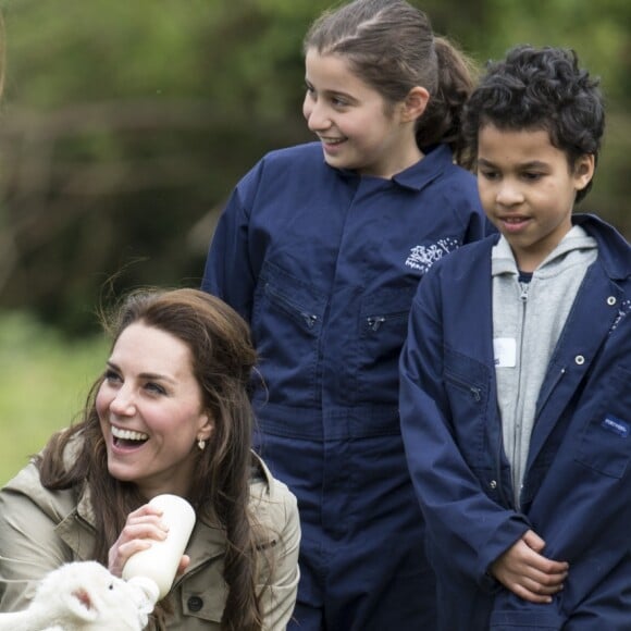 Kate Middleton, duchesse de Cambridge, visitait avec des élèves et enseignants d'une école primaire de Vauxhall une ferme à Arlingham, dans le Gloucestershire, avec l'association Farms For City Children, le 3 mai 2017.