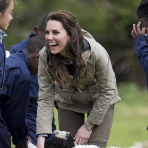 Kate Middleton, duchesse de Cambridge, visitait avec des élèves et enseignants d'une école primaire de Vauxhall une ferme à Arlingham, dans le Gloucestershire, avec l'association Farms For City Children, le 3 mai 2017.