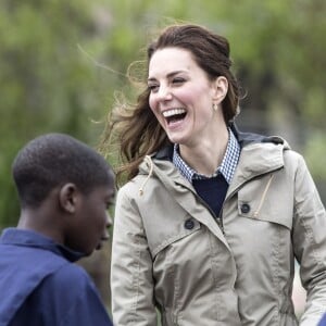 Kate Middleton, duchesse de Cambridge, visitait avec des élèves et enseignants d'une école primaire de Vauxhall une ferme à Arlingham, dans le Gloucestershire, avec l'association Farms For City Children, le 3 mai 2017.